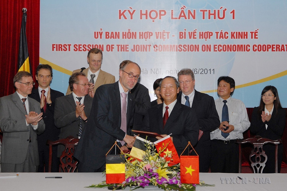 Ngày 22/6/2011, tại Hà Nội, đại diện Chính phủ Việt Nam và Bỉ ký biên bản cuộc họp Ủy ban hỗn hợp về hợp tác phát triển, thông qua Chương trình Hợp tác Định hướng giai đoạn 2011-2015 giữa hai nước với khoản viện trợ không hoàn lại cho Việt Nam trị giá 60 triệu Euro (gấp đôi trước đó). (Ảnh: Danh Lam/TTXVN)