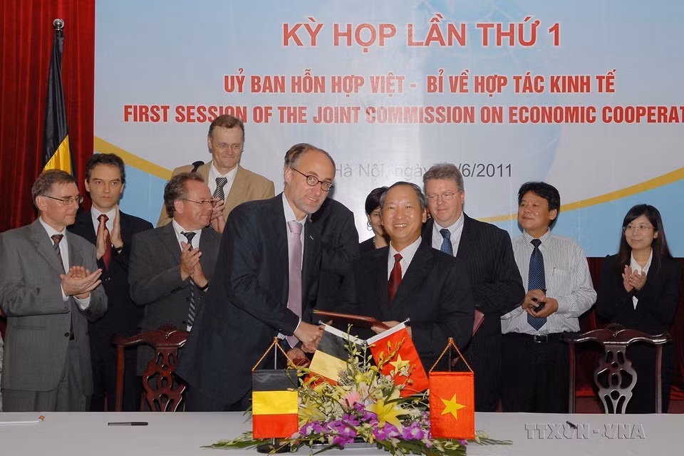 Ngày 22/6/2011, tại Hà Nội, đại diện Chính phủ Việt Nam và Bỉ ký biên bản cuộc họp Ủy ban hỗn hợp về hợp tác phát triển, thông qua Chương trình Hợp tác Định hướng giai đoạn 2011-2015 giữa hai nước với khoản viện trợ không hoàn lại cho Việt Nam trị giá 60 triệu Euro (gấp đôi trước đó). (Ảnh: Danh Lam/TTXVN)