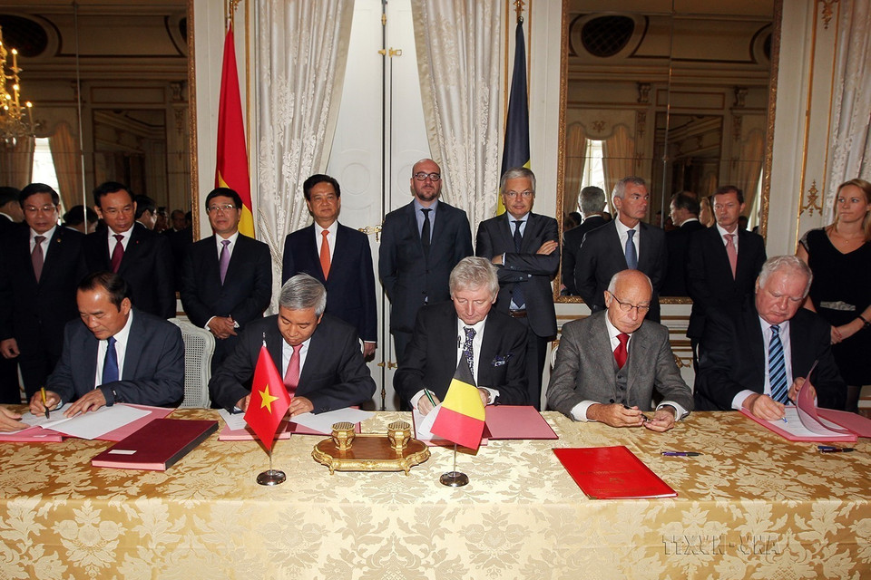 Ngày 13/10/2014, tại Brussels, Thủ tướng Nguyễn Tấn Dũng và Thủ tướng Bỉ Charles Michel chứng kiến Lễ ký Bản ghi nhớ hợp tác xúc tiến đầu tư dự án khu công nghiệp cảng cửa ngõ quốc tế Hải Phòng. (Ảnh: Đức Tám/TTXVN)