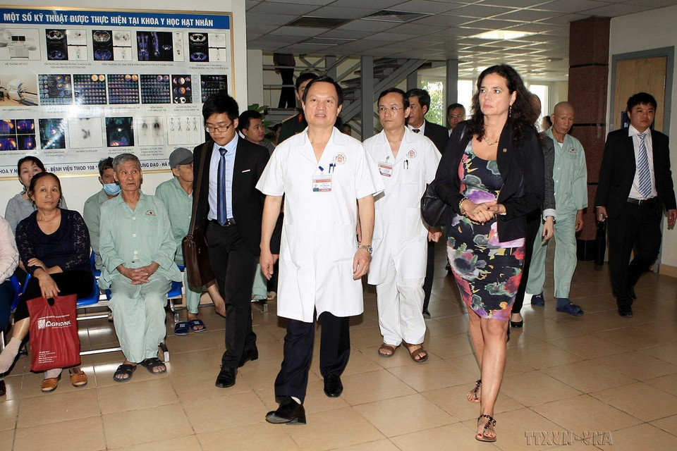 Chủ tịch Thượng viện Bỉ Christine Defraigne thăm Khoa Y học hạt nhân của Bệnh viện Trung ương Quân đội 108 (Hà Nội, 3/11/2015). (Ảnh: Phạm Kiên/TTXVN)