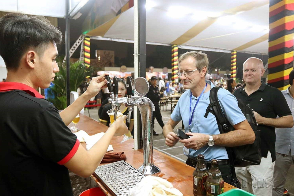 Khách quốc tế tham gia lễ hội ẩm thực Bỉ tại lễ hội văn hóa và ẩm thực Bỉ - B. Fest ở Hải Phòng, ngày 25/10/2019. (Ảnh: An Đăng/TTXVN)