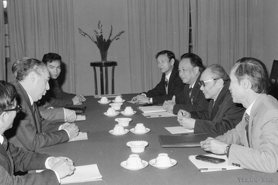 Ông Võ Chí Công, Ủy viên Bộ Chính trị, Bí thư Trung ương Đảng hội đàm với ông Louis Van Geyt, Chủ tịch Đảng Cộng sản Bỉ thăm hữu nghị Việt Nam (Hà Nội, 27/12/1982). (Ảnh: Xuân Lâm/TTXVN)