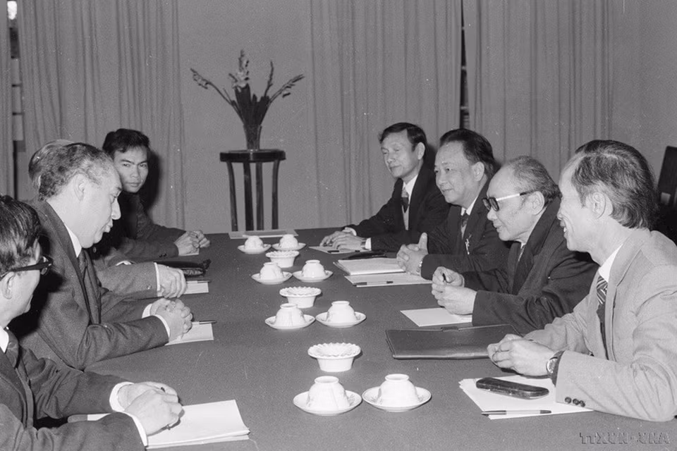 Ông Võ Chí Công, Ủy viên Bộ Chính trị, Bí thư Trung ương Đảng hội đàm với ông Louis Van Geyt, Chủ tịch Đảng Cộng sản Bỉ thăm hữu nghị Việt Nam (Hà Nội, 27/12/1982). (Ảnh: Xuân Lâm/TTXVN)