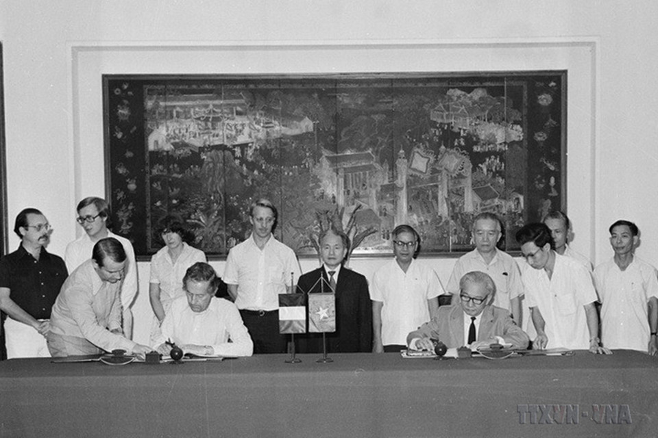 Lễ ký Hiệp định khung về hợp tác Kinh tế, Công nghiệp, Kỹ thuật và Hiệp định khung về hợp tác Kỹ thuật đường sắt giữa Việt Nam và Vương quốc Bỉ dưới sự chứng kiến của Phó Thủ tướng Lê Thanh Nghị (Hà Nội, 11/10/1977). (Ảnh: Thế Trung/TTXVN)