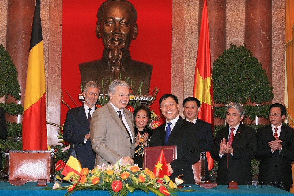 Phó Chủ tịch nước Nguyễn Thị Doan và Thái tử Bỉ Philippe chứng kiến lễ trao Thư của Chính phủ Bỉ thông báo tặng Việt Nam khoản tín dụng ưu đãi dự phòng trị giá 3 triệu Euro (Hà Nội, 12/3/2012). (Ảnh: Thống Nhất/TTXVN)