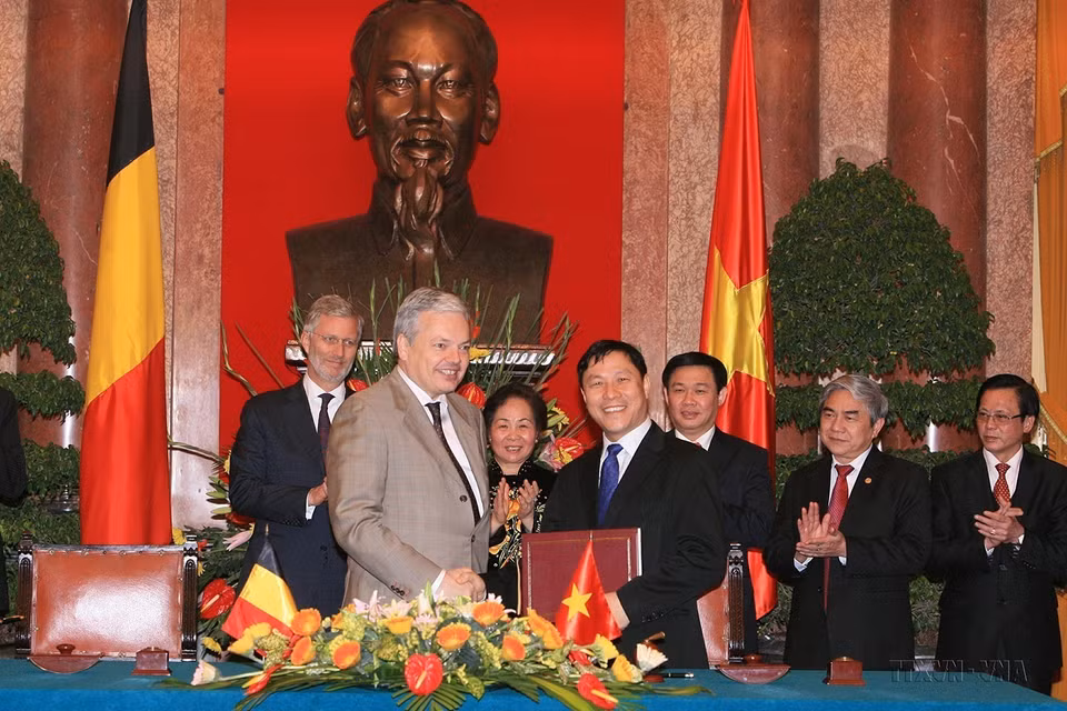 Phó Chủ tịch nước Nguyễn Thị Doan và Thái tử Bỉ Philippe chứng kiến lễ trao Thư của Chính phủ Bỉ thông báo tặng Việt Nam khoản tín dụng ưu đãi dự phòng trị giá 3 triệu Euro (Hà Nội, 12/3/2012). (Ảnh: Thống Nhất/TTXVN)