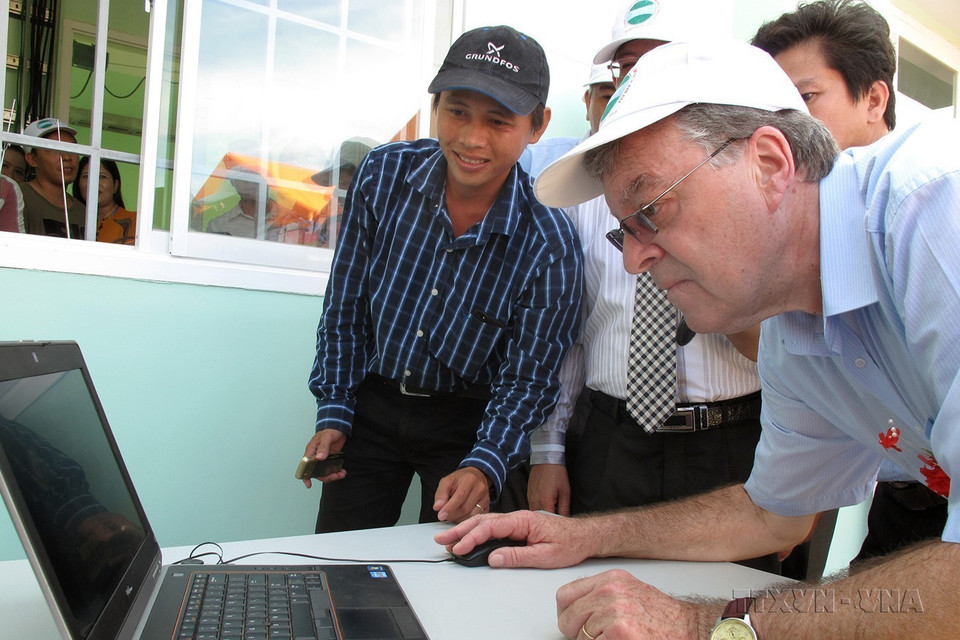 Trưởng đại diện Cơ quan phát triển Vương quốc Bỉ tại Việt Nam, Alain Devaux nhấn nút khởi động công trình cấp nước sinh hoạt huyện Phù Cát (Bình Định) sử dụng nguồn vốn ODA của Bỉ (Bình Định, 27/9/2013). (Ảnh: Viết Ý/TTXVN)