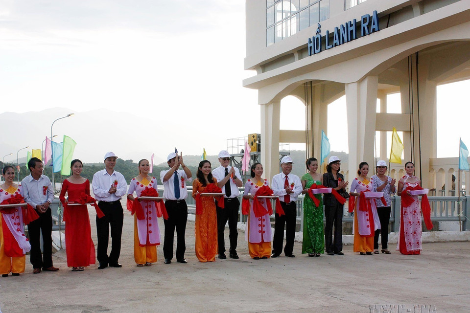 Ngày 10/12/2012, tỉnh Ninh Thuận và Cơ quan Hợp tác Phát triển Vương quốc Bỉ (BTC) tổ chức khánh thành hồ chứa nước Lanh Ra trên địa bàn xã Phước Vinh, huyện Ninh Phước. Công trình do Vương quốc Bỉ tài trợ với tổng vốn đầu tư 210,3 tỷ đồng. (Ảnh: Công Thử/TTXVN)