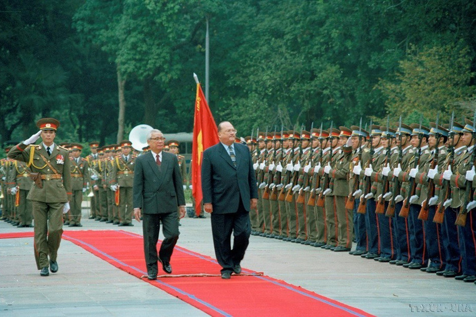 Thủ tướng Võ Văn Kiệt chủ trì lễ đón Thủ tướng Bỉ Jean-Luc Dehaene thăm hữu nghị chính thức Việt Nam từ ngày 7-9/3/1996. (Ảnh: Minh Đạo/TTXVN)