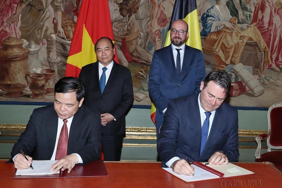 Thủ tướng Nguyễn Xuân Phúc và Thủ tướng Bỉ Charles Michel chứng kiến lễ ký thỏa thuận đối tác chiến lực giữa Chính phủ hai nước về lĩnh vực nông nghiệp (Brussels, 16/10/2018). (Ảnh: Thống Nhất/TTXVN)