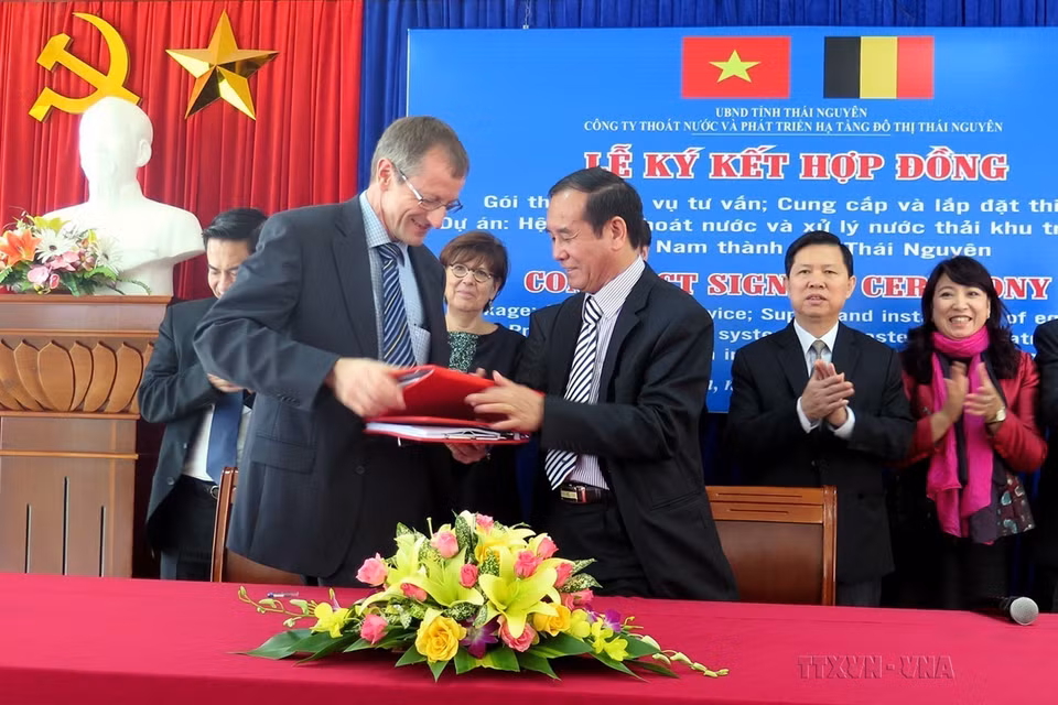Lễ ký kết hợp đồng gói thầu Dịch vụ tư vấn, cung cấp và lắp đặt thiết bị thuộc Dự án hệ thống thoát nước và xử lý nước thải khu trung tâm phía Nam thành phố Thái Nguyên (tỉnh Thái Nguyên) giữa nhà thầu Sodraep (Bỉ) với Công ty TNHH Một thành viên Thoát nước và phát triển hạ tầng đô thị Thái Nguyên, ngày 1/12/2015. (Ảnh: Lan Anh/TTXVN)