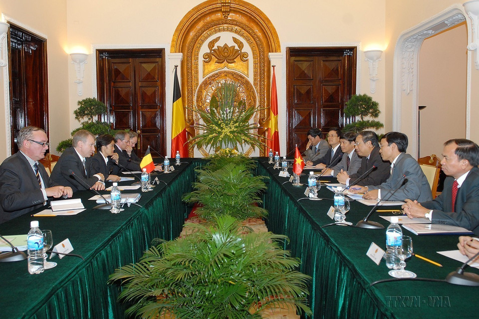 Phó Thủ tướng, Bộ trưởng Ngoại giao Phạm Gia Khiêm hội đàm với Bộ trưởng Ngoại giao Bỉ ngài Yves Leterme thăm chính thức Việt Nam (Hà Nội, 11/8/2009). (Ảnh: Nhan Sáng/TTXVN)