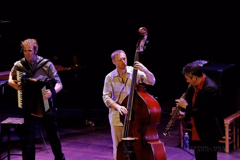 Buổi hòa nhạc jazz do nhóm Tricycle đến từ Vương quốc Bỉ biểu diễn, nhân kỷ niệm 40 năm quan hệ ngoại giao Bỉ-Việt Nam, tối 18/3/2013, tại Nhà hát lớn Thành phố Hồ Chí Minh. (Ảnh: Thế Anh/TTXVN)