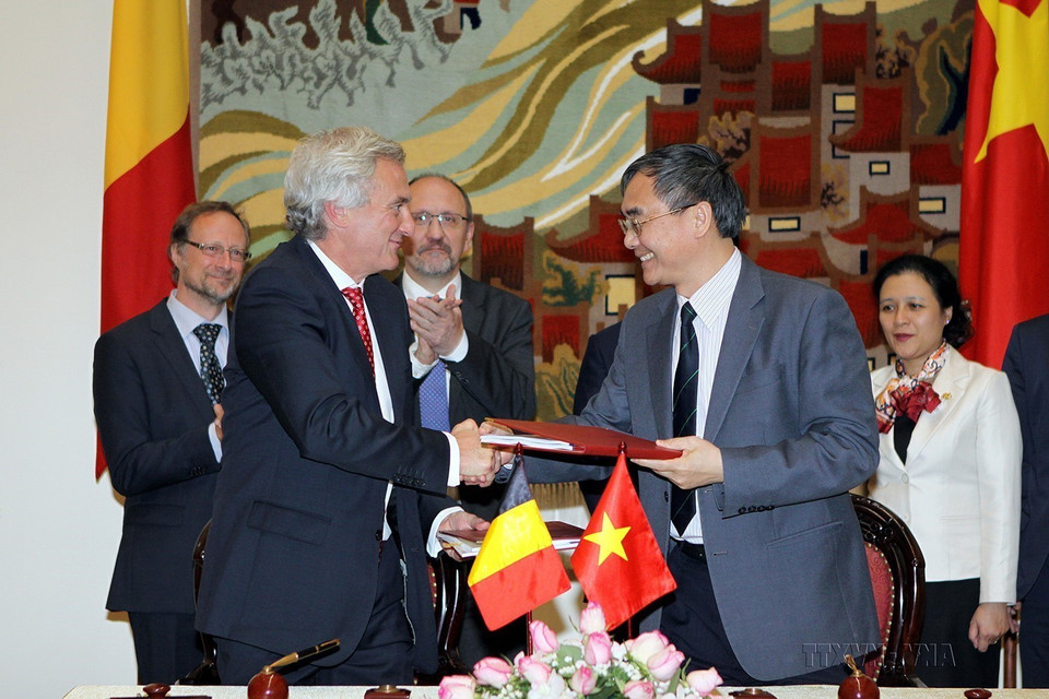 Lễ ký kết Dự án Vệ tinh nhỏ Việt Nam thứ hai quan sát tài nguyên thiên nhiên, môi trường và thiên tai (VNREDSAT-1B) giữa Viện Hàn lâm Khoa học và Công nghệ Việt Nam và Liên danh các nhà thầu Bỉ gồm SPACEBEL S.A và AMOS S.A (Hà Nội, 20/1/2014). (Ảnh: Dương Giang/TTXVN)