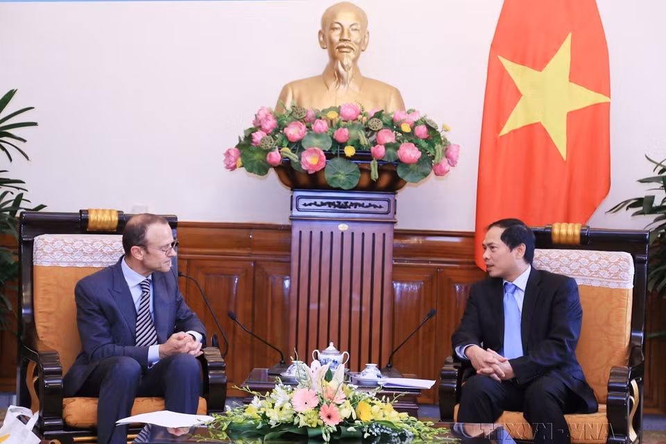 Thứ trưởng thường trực Bộ Ngoại giao Bùi Thanh Sơn tiếp ông Rudy Huygelen, Chánh Văn phòng Phó Thủ tướng, Bộ trưởng Ngoại giao và các vấn đề Châu Âu của Vương quốc Bỉ thăm Việt Nam (Hà Nội, 4/4/2017). (Ảnh: TTXVN phát)