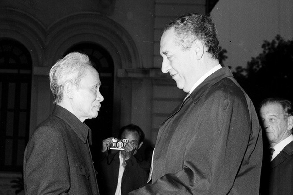 Chủ tịch Hội đồng Bộ trưởng Phạm Văn Đồng tiếp Đoàn đại biểu Đảng Cộng sản Bỉ do ông Louis Van Geyt, Chủ tịch Đảng dẫn đầu, thăm hữu nghị Việt Nam (Hà Nội, 3/1/1982). (Ảnh: Xuân Lâm/TTXVN)