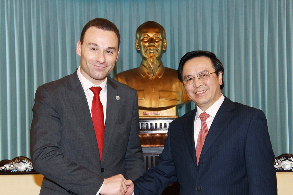 Trưởng Ban Đối ngoại Trung ương Hoàng Bình Quân tiếp Đoàn đại biểu Nghị viện vùng Wallonie-Bruxelles (Bỉ) do ngài Jean Charles Luperto, Chủ tịch Nghị viện, làm Trưởng đoàn (Hà Nội, 21/2/2012). (Ảnh: Doãn Tấn/TTXVN)