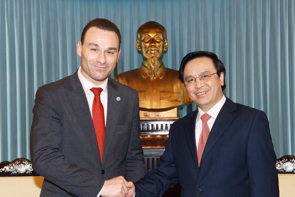 Trưởng Ban Đối ngoại Trung ương Hoàng Bình Quân tiếp Đoàn đại biểu Nghị viện vùng Wallonie-Bruxelles (Bỉ) do ngài Jean Charles Luperto, Chủ tịch Nghị viện, làm Trưởng đoàn (Hà Nội, 21/2/2012). (Ảnh: Doãn Tấn/TTXVN)