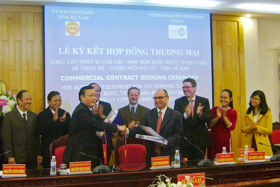 Ngày 17/12/2014, Ủy ban Nhân dân tỉnh Hà Nam và đại diện Vương quốc Bỉ ký hợp đồng thương mại về việc Bỉ giúp Hà Nam nâng cao hệ thống trạm bơm tiêu thoát nước. (Ảnh: TTXVN)