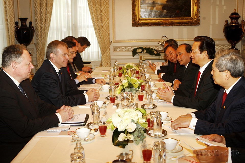 Nhân dịp tham dự Hội nghị cấp cao Á - Âu lần thứ 8 (ASEM 8) tại Brussels, ngày 4/10/2010, Thủ tướng Nguyễn Tấn Dũng gặp song phương Thủ tướng Bỉ Yves Leterme. (Ảnh: Đức Tám/TTXVN)