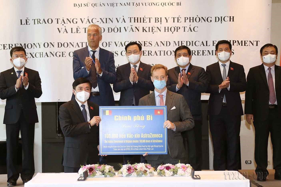 Chủ tịch Quốc hội Vương Đình Huệ chứng kiến lễ trao tượng trưng 100.000 liều vaccine AstraZenenca của Chính phủ Bỉ tặng Việt Nam (Brussels, 9/9/2021). (Ảnh: Doãn Tấn/TTXVN)