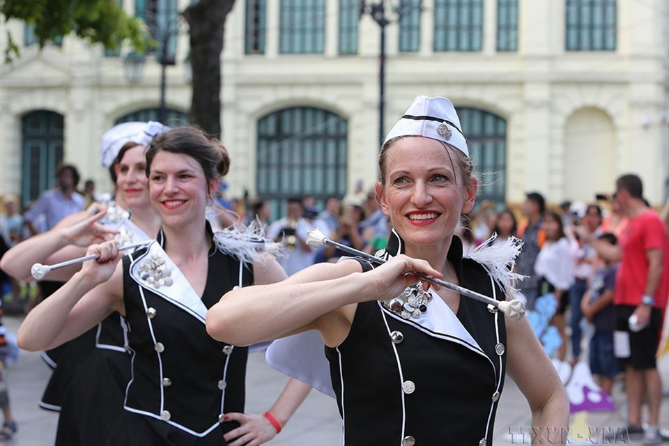 Tiết mục múa gậy Majorettes sôi động của các cô gái đến từ Bỉ tại chương trình A Touch of Belgium - Một thoáng nước Bỉ, chiều 12/5/2018, tại Hà Nội, do Đại sứ quán Vương quốc Bỉ tổ chức nhân dịp kỷ niệm 45 năm thiết lập quan hệ ngoại giao giữa hai nước. (Ảnh: Dương Giang/TTXVN)