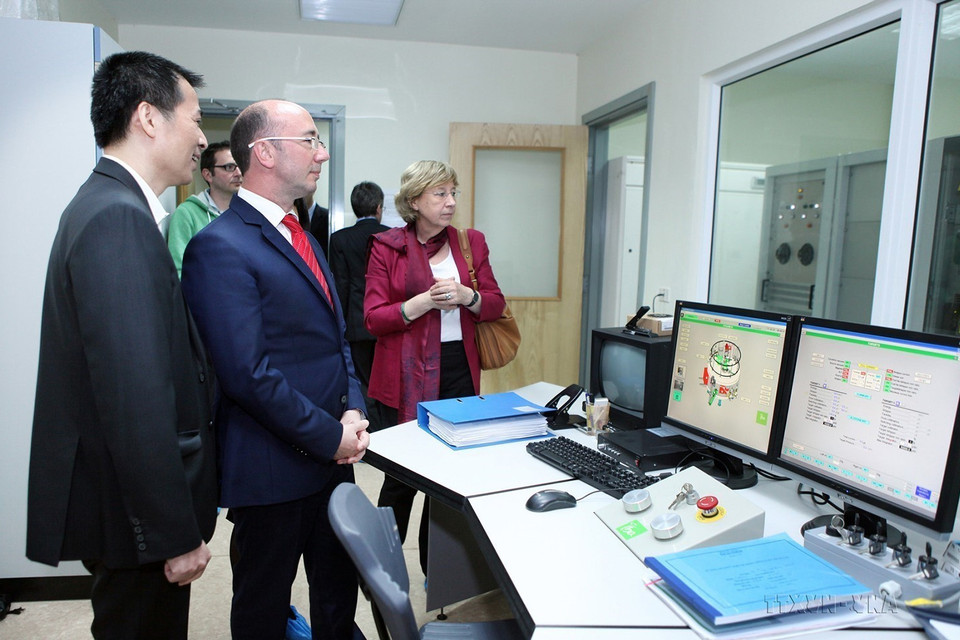 Chiều 9/4/2013, tại Hà Nội, ông Rudy Demotte, Thủ hiến vùng Wallonie-Brussels, Vương quốc Bỉ đến thăm và làm việc tại Bệnh viện TƯ Quân đội 108. (Ảnh: Lâm Khánh/TTXVN)