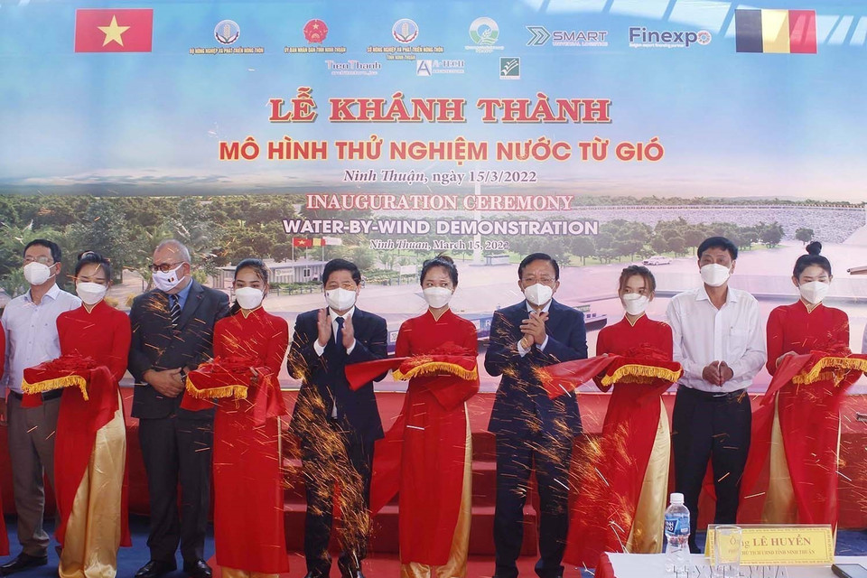Lễ khánh thành và đưa vào vận hành dự án Mô hình thử nghiệm Nước từ Gió tại xã An Hải, huyện Ninh Phước (Ninh Thuận), ngày 15/3/2022, do Chính phủ Bỉ (đại diện là Quỹ FinExpo) tham gia tài trợ. (Ảnh: Công Thử/TTXVN)