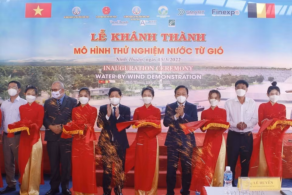 Lễ khánh thành và đưa vào vận hành dự án Mô hình thử nghiệm Nước từ Gió tại xã An Hải, huyện Ninh Phước (Ninh Thuận), ngày 15/3/2022, do Chính phủ Bỉ (đại diện là Quỹ FinExpo) tham gia tài trợ. (Ảnh: Công Thử/TTXVN)
