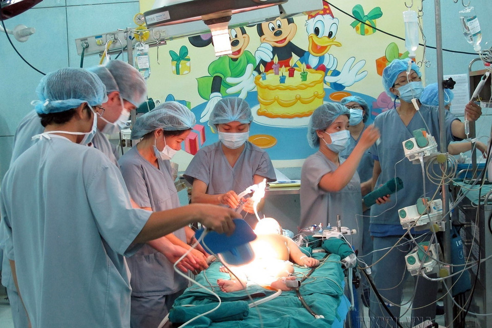 Hai chuyên gia đến từ Trường đại học Saint-Luc (Bỉ) tham gia ekip phẫu thuật ca ghép gan cho bệnh nhi mắc xơ gan từ người cho sống, tại Bệnh viện Nhi đồng 2 Thành phố Hồ Chí Minh, ngày 4/10/2016. (Ảnh: Phương Vy/TTXVN)