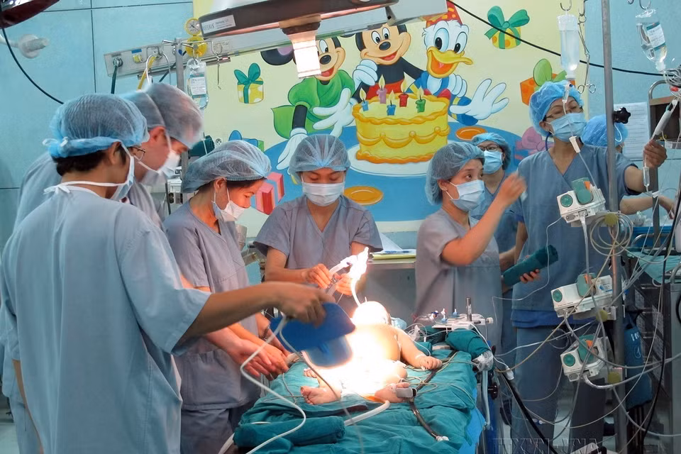 Hai chuyên gia đến từ Trường đại học Saint-Luc (Bỉ) tham gia ekip phẫu thuật ca ghép gan cho bệnh nhi mắc xơ gan từ người cho sống, tại Bệnh viện Nhi đồng 2 Thành phố Hồ Chí Minh, ngày 4/10/2016. (Ảnh: Phương Vy/TTXVN)