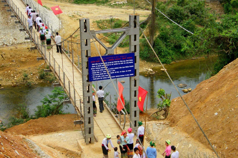Được dự án phát triển nông thôn đa lĩnh vực do Vương quốc Bỉ tài trợ, huyện miền núi Quỳ Châu (Nghệ An) xây dựng cầu treo Nật Trên bắc qua suối Nậm Nật tại xã vùng sâu vùng xa đặc biệt khó khăn Châu Hoàn (4/2009). (Ảnh: Lê Bá Liễu/TTXVN phát)