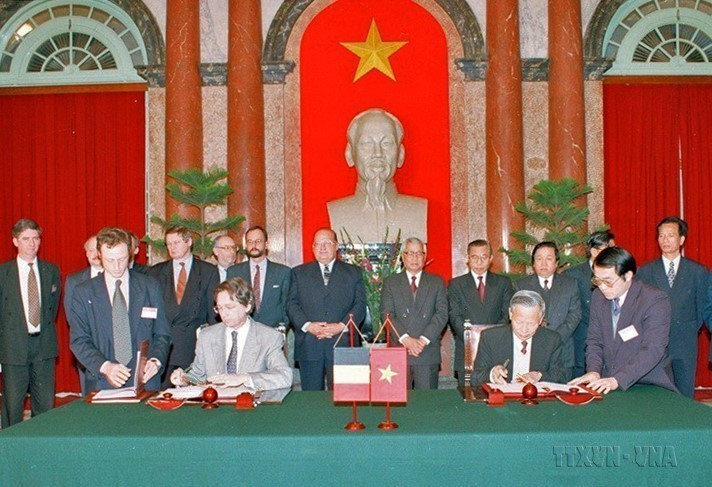 Thủ tướng Võ Văn Kiệt và Thủ tướng Bỉ Jean-Luc Dehaene chứng kiến lễ ký các hiệp định hợp tác kinh tế, kỹ thuật giữa Việt Nam và Vương quốc Bỉ (Hà Nội, 8/3/1996). (Ảnh: Minh Đạo/TTXVN)