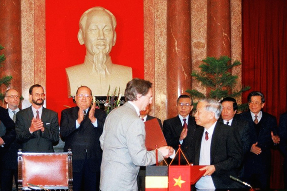 Ngày 28/2/1996, tại Phủ Chủ tịch, Bộ trưởng Bộ Nông nghiệp và Phát triển Nông thôn Nguyễn Công Tạn và Bộ trưởng Ngoại giao Bỉ Erik Derycke ký văn kiện hợp tác nuôi bò sữa ở các vùng ven Hà Nội và TP Hồ Chí Minh, dưới sự chứng kiến của Thủ tướng Võ Văn Kiệt và Thủ tướng Bỉ Jean-Luc Dehaene. (Ảnh: Minh Điền/TTXVN)