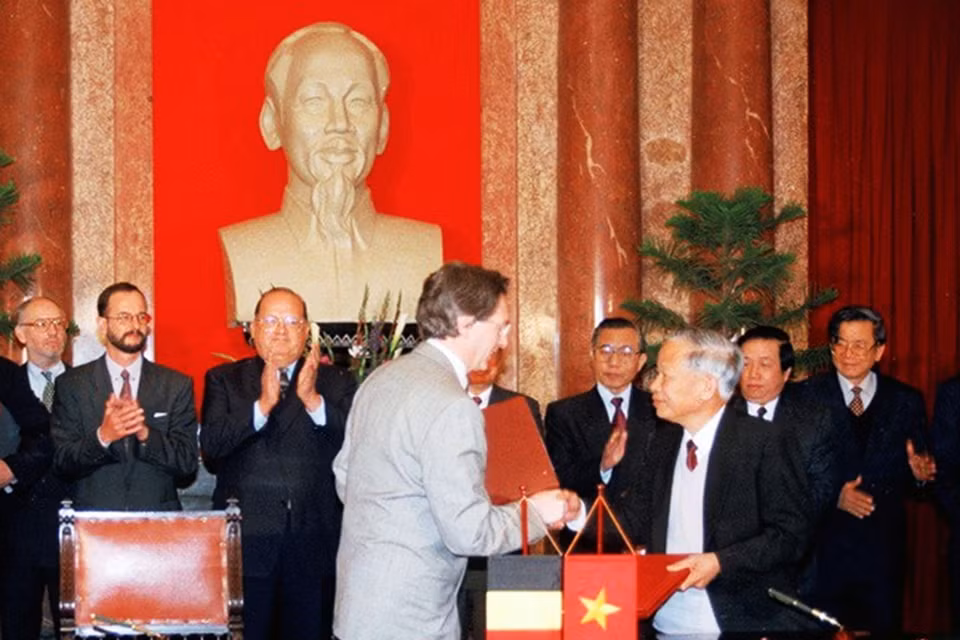 Ngày 28/2/1996, tại Phủ Chủ tịch, Bộ trưởng Bộ Nông nghiệp và Phát triển Nông thôn Nguyễn Công Tạn và Bộ trưởng Ngoại giao Bỉ Erik Derycke ký văn kiện hợp tác nuôi bò sữa ở các vùng ven Hà Nội và TP Hồ Chí Minh, dưới sự chứng kiến của Thủ tướng Võ Văn Kiệt và Thủ tướng Bỉ Jean-Luc Dehaene. (Ảnh: Minh Điền/TTXVN)