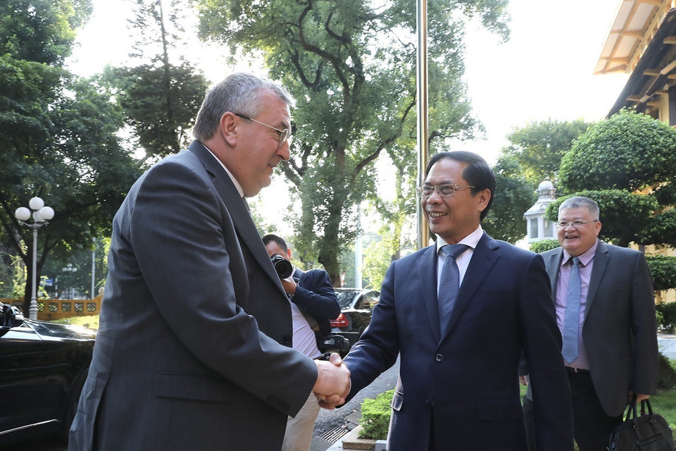 Bộ trưởng Ngoại giao Bùi Thanh Sơn tiếp ông Pierre-Yves Jeholet, Bộ trưởng - Thủ hiến Cộng đồng người Bỉ nói tiếng Pháp vùng Wallonie-Bruxelles thăm chính thức Việt Nam (Hà Nội, 18/10/2022). (Ảnh: Lâm Khánh/TTXVN)