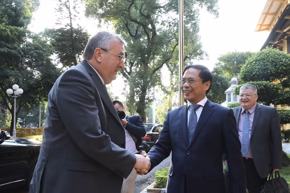 Bộ trưởng Ngoại giao Bùi Thanh Sơn tiếp ông Pierre-Yves Jeholet, Bộ trưởng - Thủ hiến Cộng đồng người Bỉ nói tiếng Pháp vùng Wallonie-Bruxelles thăm chính thức Việt Nam (Hà Nội, 18/10/2022). (Ảnh: Lâm Khánh/TTXVN)