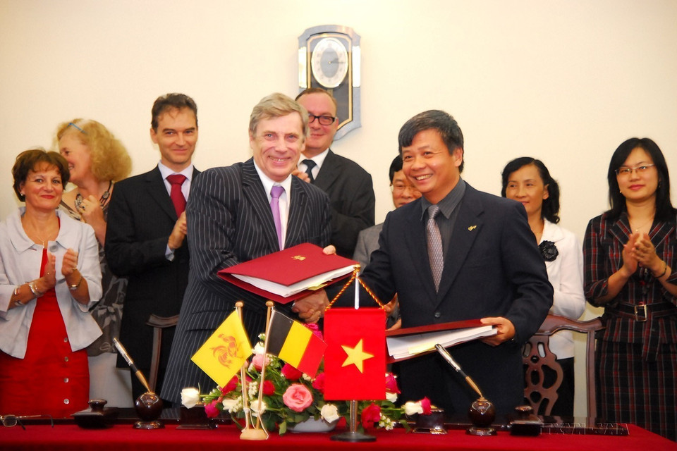 Ngày 12/11/2009, tại Hà Nội, Thứ trưởng Bộ Kế hoạch và Đầu tư Nguyễn Thế Phương và , Tổng giám đốc Cơ quan hợp tác quốc tế Wallonie- Bruxelles (Bỉ) Philippe Suinen ký Biên bản kỳ họp lần thứ 7 Ủy ban hỗn hợp thường trực giữa Việt Nam và Cộng đồng nói tiếng Pháp vùng Wallonie- Bruxelles, thống nhất chương trình hợp tác song phương giai đoạn 2010-1012. (Ảnh: Hồng Kỳ/TTXVN)