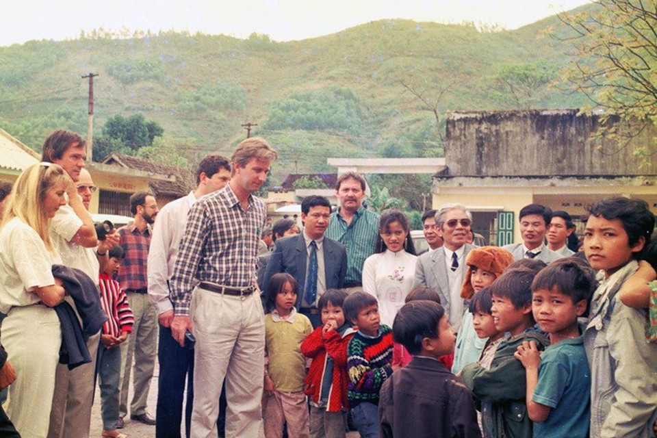 Ngày 4/12/1994, Thái tử Bỉ Philippe thăm huyện Đà Bắc, tỉnh Hòa Bình. (Ảnh: Kim Hùng/TTXVN)