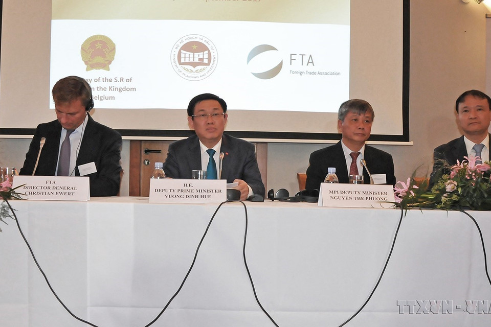 Thứ trưởng Ngoại giao Bỉ, Tổng Thư ký các vấn đề ngoại giao và các vấn đề Châu Âu Dirk Achten phát biểu tại Hội thảo hỗ trợ ngành nông nghiệp bền vững và đổi mới của Việt Nam nhân kỷ niệm 40 năm Hợp tác phát triển giữa hai nước (Hà Nội, 23/11/2017). (Ảnh: Hoàng Hùng/TTXVN)