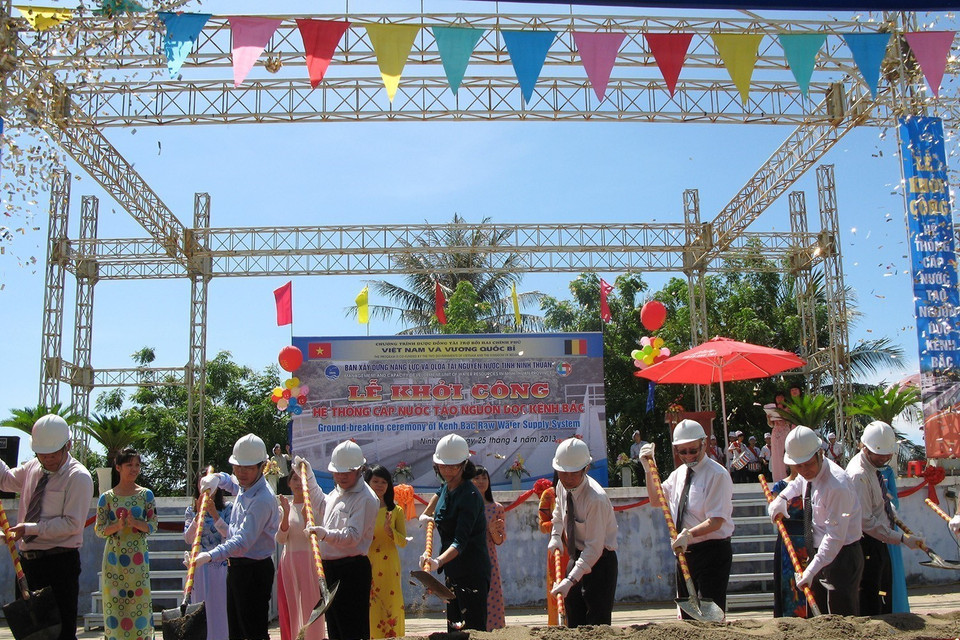 Lễ khởi công xây dựng hệ thống cấp nước tạo nguồn dọc kênh Bắc - công trình trọng điểm của tỉnh Ninh Thuận, do Vương quốc Bỉ tài trợ thông qua Dự án "Nâng cao năng lực và quản lý nguồn nước và cung cấp dịch vụ công tỉnh Ninh Thuận (Ninh Thuận, 25/4/2013). (Ảnh: Đức Ánh/TTXVN)