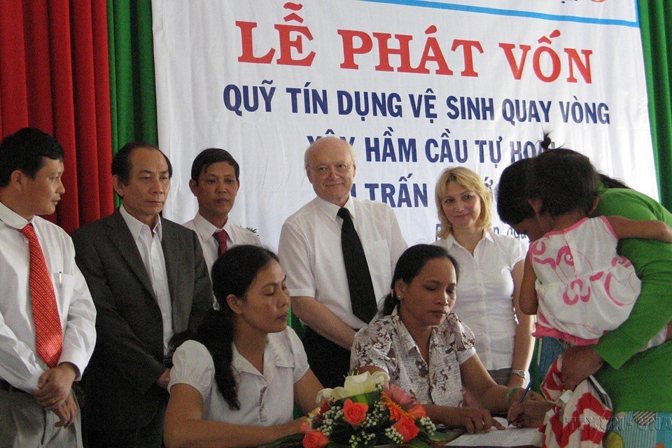 Ngày 23/9/2011, tại thị trấn Phước Dân, huyện Ninh Phước (Ninh Thuận), Cơ quan hợp tác kỹ thuật Vương quốc Bỉ tại Việt Nam phối hợp với Ban quản lý nguồn nước và dịch vụ công tỉnh Ninh Thuận tổ chức lễ phát vốn vay tín dụng cho 210 hộ dân ở thị trấn Phước Dân để xây hầm cầu tự hoại, với kinh phí 1,26 tỷ đồng. (Ảnh: Công Thử/TTXVN)