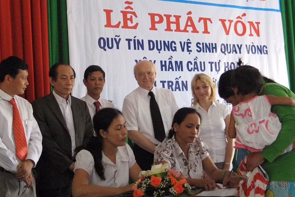 Ngày 23/9/2011, tại thị trấn Phước Dân, huyện Ninh Phước (Ninh Thuận), Cơ quan hợp tác kỹ thuật Vương quốc Bỉ tại Việt Nam phối hợp với Ban quản lý nguồn nước và dịch vụ công tỉnh Ninh Thuận tổ chức lễ phát vốn vay tín dụng cho 210 hộ dân ở thị trấn Phước Dân để xây hầm cầu tự hoại, với kinh phí 1,26 tỷ đồng. (Ảnh: Công Thử/TTXVN)