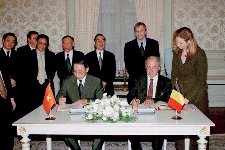 Ngày 25/9/2002, tại thủ đô Brussels, Thủ tướng Phan Văn Khải và Thủ tướng Bỉ Guy Verhofstadt chứng kiến lễ ký Hiệp định hợp tác Khoa hoc-Công nghệ Việt Nam-Bỉ. (Ảnh: Đức Tám/TTXVN)