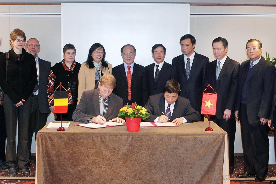 Ngày 6/12/2011, tại thủ đô Brussels (Bỉ), Chủ tịch Quốc hội Nguyễn Sinh Hùng chứng kiến lễ ký thỏa thuận hợp tác, đào tạo giữa Đại học Quốc gia Hà Nội và Đại học Vrije Brussels. (Ảnh: Nhan Sáng/TTXVN)