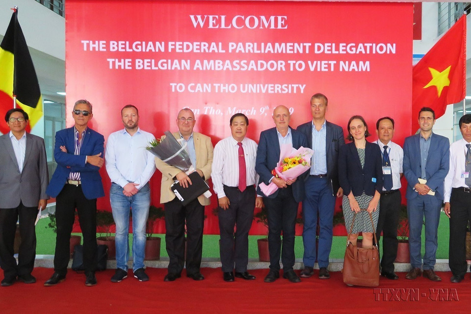 Ngày 9/3/2019, Phái đoàn Nghị viện Vương quốc Bỉ và Đại sứ Bỉ tại Việt Nam thăm và làm việc với Đại học Cần Thơ về hợp tác phát triển nguồn nhân lực trong lĩnh vực giáo dục, về vấn đề nguồn nước và nông nghiệp công nghệ cao. (Ảnh: Ánh Tuyết/TTXVN)