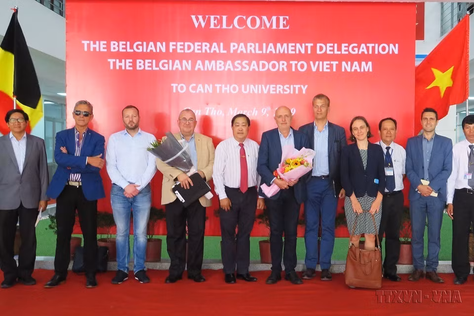 Ngày 9/3/2019, Phái đoàn Nghị viện Vương quốc Bỉ và Đại sứ Bỉ tại Việt Nam thăm và làm việc với Đại học Cần Thơ về hợp tác phát triển nguồn nhân lực trong lĩnh vực giáo dục, về vấn đề nguồn nước và nông nghiệp công nghệ cao. (Ảnh: Ánh Tuyết/TTXVN)