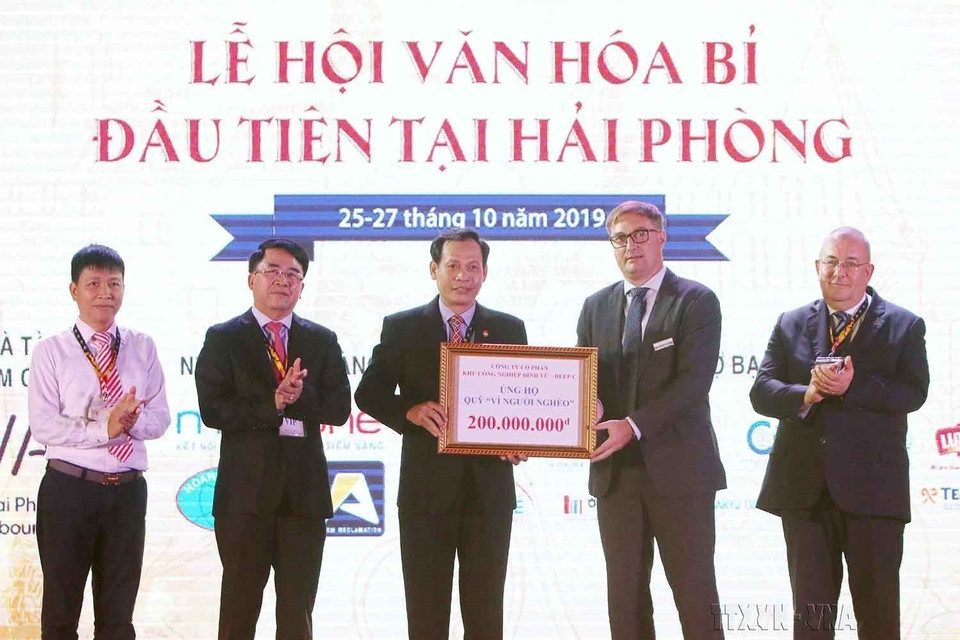 Đại diện Tổ hợp Khu công nghiệp DEEP C (hệ thống các khu công nghiệp và cảng biển do Bỉ phát triển và vận hành tại thành phố Hải Phòng và tỉnh Quảng Ninh) trao tặng ủng hộ Quỹ Vì người nghèo thành phố Hải Phòng, tại Lễ hội văn hóa và ẩm thực Bỉ - B. Fest, ngày 25/10/2019. (Ảnh: An Đăng/TTXVN)