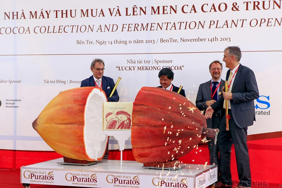 Ngày 14/11/2013, tại Khu công nghiệp Giao Long, tỉnh Bến Tre, Tập đoàn Puratos Grand-Place Vietnam (Bỉ) tổ chức Lễ khánh thành Trung tâm phát triển Ca Cao (CDC) và nhà máy thu mua, lên men hạt cacao (CCFP) đầu tiên tại Việt Nam. (Ảnh: Thế Anh/TTXVN)