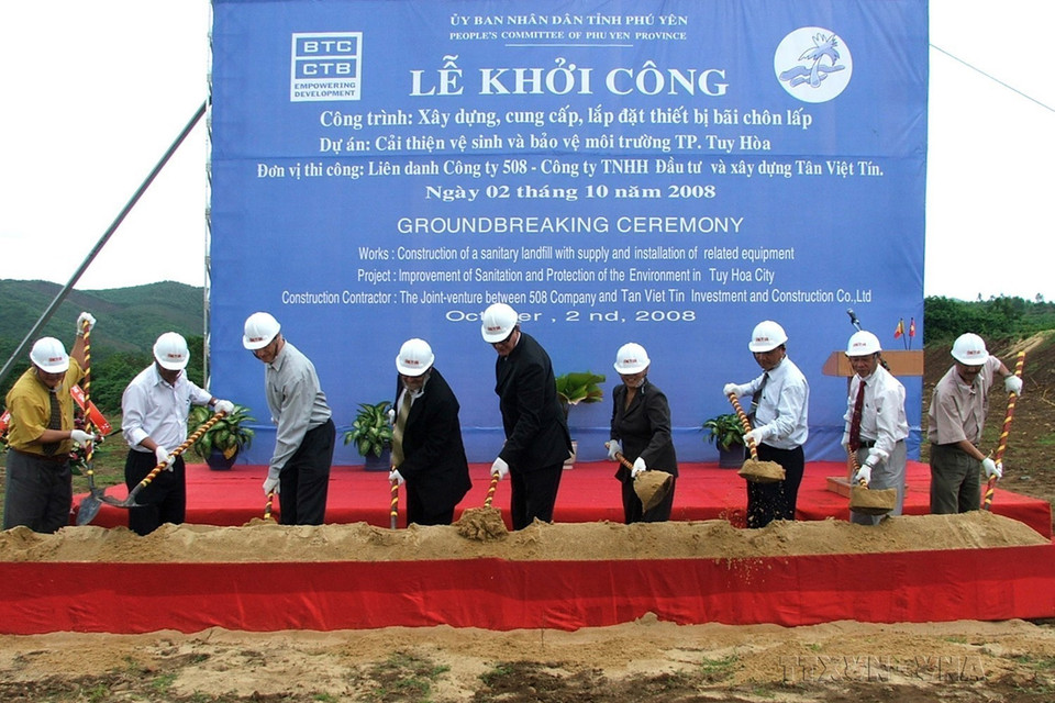 Ngày 2/10/2008, tỉnh Phú Yên khởi công xây dựng giai đoạn 1 bãi chôn lấp rác thải thuộc Dự án Cải thiện vệ sinh và bảo vệ môi trường thành phố Tuy Hòa do Chính phủ Bỉ tài trợ. (Ảnh: Thế Lập/TTXVN)